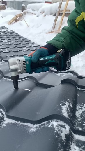 #tile #roof #metal #builder #roofer #professional #roofing #construction #tool #scissors #screwdriver #impact #master #makitatool #кровля #кровельщик