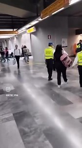835K views · 4.9K reactions | Pelea entre 2 usuarias de Línea 12 del Metro Ciudad de México  provoca probables lesiones graves a una de ellas qué usaba lentes.  #MetroCDMX #cdmxlife #MovilidadCDMX #mexico #metro #CDMX | MetroViral | Facebook
