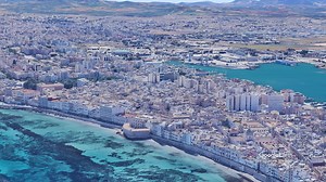 TRAPANI VISTA DALL’ALTO: LA CITTÀ A FORMA DI FALCE CHE INCANTA DA MILLENNI Il nome “Trapani” viene dall’antico greco Drépanon, che significa “falce”. Ma attenzione: non ha nulla a che fare con l’agricoltura! Il vero motivo è sorprendente. Gli antichi Greci scelsero questo nome perché la penisola su cui sorge la città ha proprio la forma di una falce che si protende nel mare. Vista dall’alto, Trapani sembra una lama ricurva che taglia il Mediterraneo. E la cosa affascinante è che quella forma è a