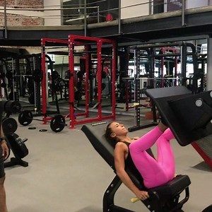 889K views · 1.8K reactions | Circuito del día de pierna VidaFit Gym #VidaFit #VidaFitGym  5 series 1.- prensa sumo X 12 reps 2.- peso muerto X 10 reps 3.- desplantes caminando X 12 reps con cada pierna 4.- sentadilla sumo X 10 reps | VidaFit | Facebook