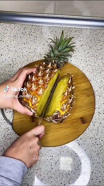 Необычная Фруктовая Нарезка Необходимые Ингредиенты: Ананас🍍 Киви🥝 Мандарин Апельсин 🍊 Малина Голубика🫐 Листья Мяты Процесс нарезки полностью показано на видео, все очень легко а самое главное, получится очень красиво и аккуратно☺️👌🏻 #фрукты #фруктоваянарезка #fruits