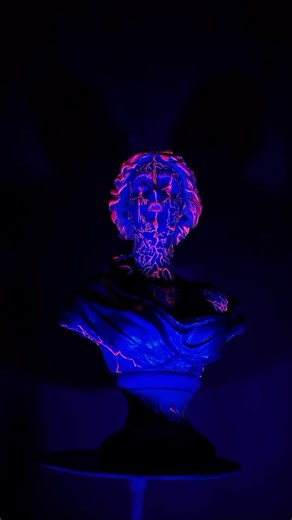 Yurani Gomez | Metamorfosis Ígnea Arde en silencio. No grita, no se quiebra: se ilumina. Su piel no es mármol, es territorio volcánico. Las venas no... | Instagram