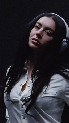 CHARLI XCX + HEADPHONE (A)