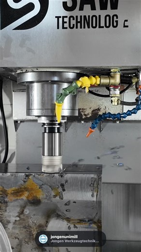 SAW-Technologie on Instagram: "@jongenunimill Messerkopf im Schruppen mit hohen Schnittwerten – das Material wird kraftvoll abgetragen, die Späne schießen wie eine Fontäne davon. Kein mein Ding . Danke an mein lieben Freund @martinbopp für deine Unterstützung . Gespannt natürlich mit @langtechnik #cnc #fräsen #sawtechnologie #cncfräsen #feinwerkmechaniker"