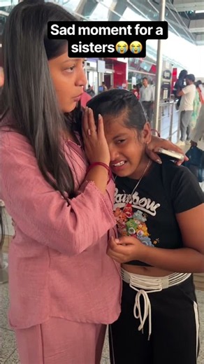 Badi bhen ko jate dekh sab ro pade😭😭 #youtubeshorts #airport #london #sisterbond #sisterhood #sad