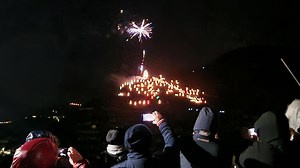 Cinque Terre, a Manarola si accende il presepe luminoso più grande al mondo | Video
