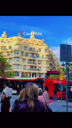 📍 Casa Milà, also called La Pedrera Designed by Antoni Gaudí 🇪🇸 Do you like modern architecture or classic houses? #barcelona #travel #fyp #foryoupage❤️❤️ #viral