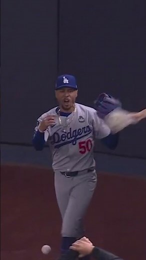 Yankees fan tries to steal ball out of Dodgers' glove