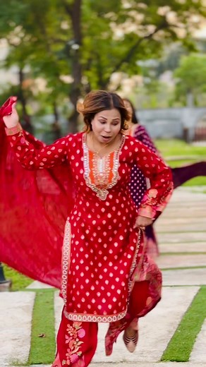 Mimi's Lifestyle: অল্পের জন্য কে বাঁচলো