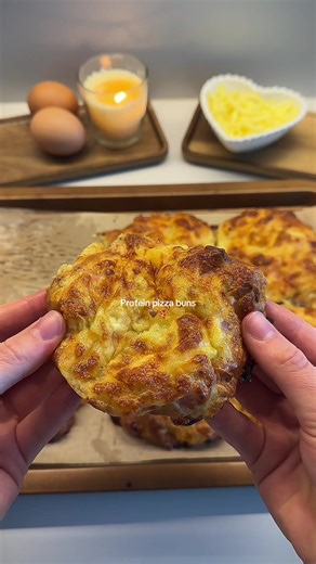 ✨ Starting the New Year with a Healthier Favorite 🍕 Cottage Cheese Pizza Buns (Makes 8) Ingredients \t•\t400 g low-fat cottage cheese \t•\t3 eggs \t•\t150 g flour \t•\t1 tsp baking powder \t•\t200 g chicken or turkey ham, diced \t•\t70 g cheese, shredded \t•\tSalt, pepper & oregano (to taste) Instructions \t1.\tPreheat the oven to 200°C (390°F) and line a baking tray with parchment paper. \t2.\tBlend the cottage cheese and eggs until smooth. \t3.\tTransfer to a bowl and mix in flour, baking pow