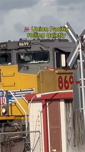 🚂🔇 Quiet Union Pacific Train in “Stealth Mode” at Tower 17