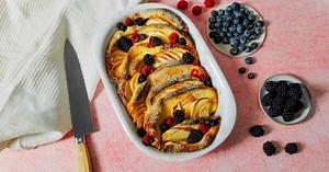 Recette gratin de brioche perdue aux pommes et fruits rouges