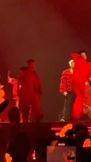 6.3K views · 316 reactions | 250510 G-DRAGON 2025 WORLD TOUR [Übermensch] in TOKYO ONE OF A KIND﫡 粉丝挥着的DAY-G好可爱 video cr owner | Bigbang is VIP | Facebook