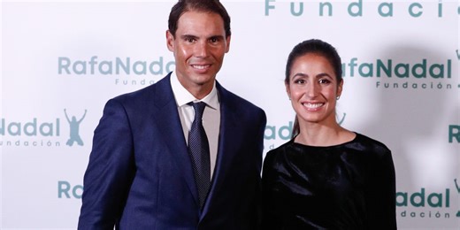 Xisca Perelló demuestra que un traje sastre es el uniforme definitivo para días de lluvia y frío