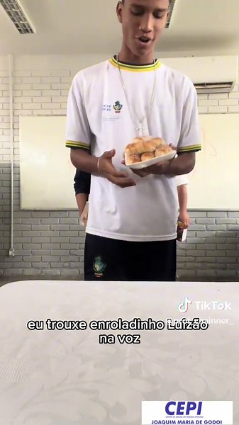 Lanche coletivo com os meus alunos 🙂 #trend #trouxe #memes #escolapublica #professor