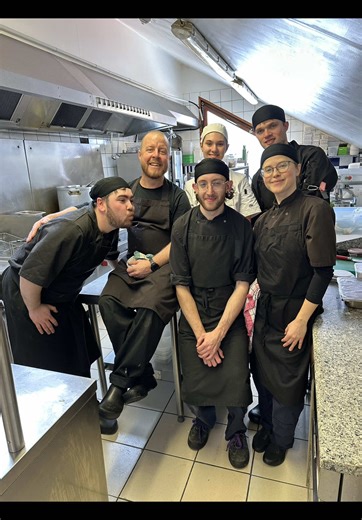 Hoping on this trend… We love our team at the Ronnie so much ❤️❤️❤️ Come join in the fun today at Apres in Meribel 📍🤪 #theronnie #meribel #skibeer #courchevel #apresski