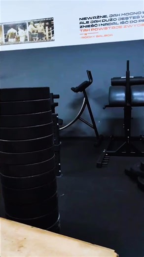 Tom Hibbert | Winning Strength on Instagram: "Rehab isn’t about resting and hoping for the best. It’s about rebuilding systems properly! Marek came to me with a long-standing knee issue that had crept into the back end of his season. Luckily, the competition calendar gave us something most athletes don’t get: time. So we used it! The first phase wasn’t aggressive. Slow tempos to strip load back, clean up coordination, and let the nervous system settle. From there, we layered structure back in. A