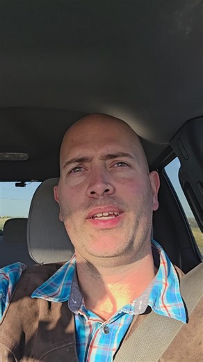 Not all treasure is silver and gold. Sometimes it’s just covered in 30 years of rust. 🏴‍☠️ Back at the scrap yard to run logistics for the shop. Had to go waist-deep in a dumpster to recover this chain, but it’s going to look killer on the current project. I also scored a massive 8-inch diameter pipe for a custom quench tank. If you know anything about blacksmithing, you know you only need a tank that deep for one specific type of weapon... 🤫 Drop your guesses below. What am I building? 👇 Che