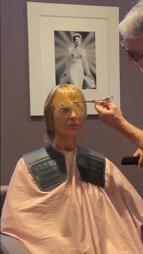 Come un capello sottile prende volume con un taglio scalato con frangia corta shatush biondo miele