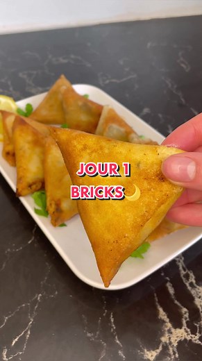 1 JOUR, 1 RECETTE POUR LE RAMADAN 🌙 | BRICKS THON & VIANDE HACHÉE LA FARCE THON : - 1 boîte de thon nature - Fromage vache qui rit - Coriandre fraîche - Pomme de terre (2 réduit en purée) - 1 oeuf dur - Cumin, sel, poivre et herbes de provence - Feuilles de brick LA FARCE VIANDE HACHÉE : - 1kg viande hachée - 2 oignons - Coriandre fraîche - 2 tostinettes de cheddar - Sel, poivre, herbes de provence, cumin, curcuma, coriandre en poudre, paprika et piment (1 cuillère à café) - Feuilles de bricks