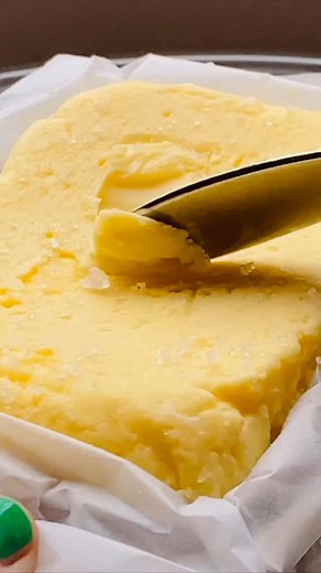 Jetskevandenelsen on Instagram: "Zelf roomboter maken! Echt heel makkelijk en leuk om te maken en de smaak van de roomboter is zoveel lekkerder… 500 ml slagroom met 35% vet gehalte 50 ml karnemelk fleur de sel of andere zout vlokken schone pot kaasdoek keukenmachine (als je die niet hebt kun je het ook in de pot laten en schudden, wel gelijk een lekkere workout want duurt zeker 5-10min) Doe de slagroom in een schone pot. Doe de karnemelk erbij zodat de room kan verzuren. Dek af met een kaasdoek