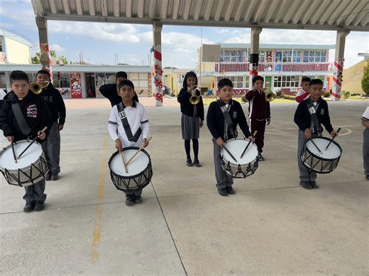 Banda de Guerra Águilas: Emocionante Presentación Escolar