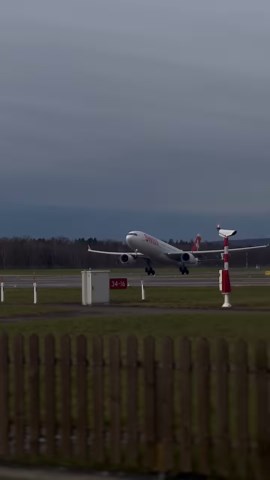 “Cabin Crew, prepare for departure” 🛫 Wohin bringt dich dein nächster Flug mit uns? 🛫🤗 Video von @runway_zrh auf Instagram #flyswiss | Swiss International Air Lines
