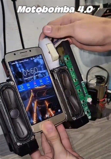El MotoBomba: El celular más épico del momento