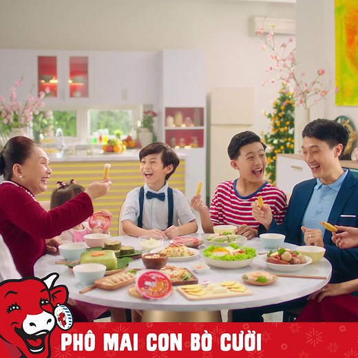 PHÔ MAI CON BÒ CƯỜI SUỐT TẾT, BỔ DƯỠNG THƠM NGON Tết này hãy để Con Bò Cười góp mặt vào những món ăn gia đình ngày Tết thơm ngon bổ dưỡng, lại còn phù hợp sở thích của cả nhà, đem lại những tiếng cười giòn tan bên không gian Tết ấm cúng quây quần. Phô mai Con Bò Cười cũng cung cấp những dưỡng chất quan trọng như Canxi giúp xương chắc khỏe, gấp 3 Vitamins A (*) hỗ trợ mắt sáng, Vitamin D & Kẽm 🛒 Mua ngay Con Bò Cười trên toàn quốc tại các cửa hàng bán lẻ gần nhà, siêu thị, hoặc mua tại gian hàng