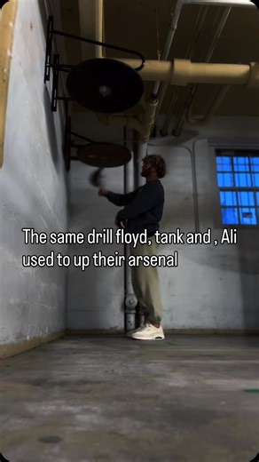 Boxing begins in film, just like any other sport. To be a coach you must be a student, you must study. Learn this same rhythm and up your arsenal for your lead hand. Sometimes it’s to block, block views, block punches, sometimes it’s used to jab, short, stiff, power or even to pull and the way back to you. Study the greats to become a geat coach. #boxing #boxingworkout #speedbag #mayweather #cosching #mtm | Tyson Rex