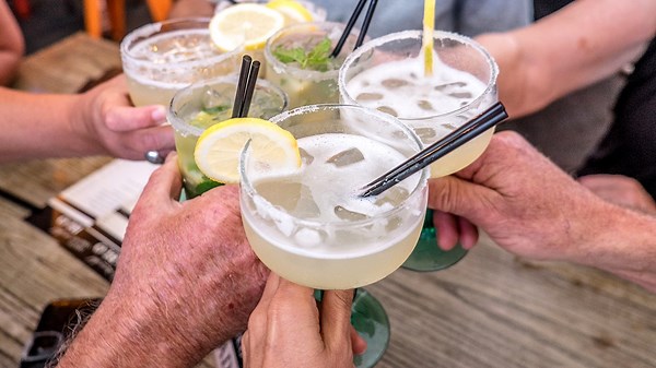 Waiter dances through restaurant balancing 4 frozen margaritas on his head