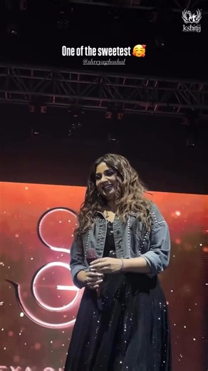 Crowd chants “Shreyaa Shreyaa” and she replies “Kshitij Kshitij” at JVPD Ground, Mumbai 🤍✨