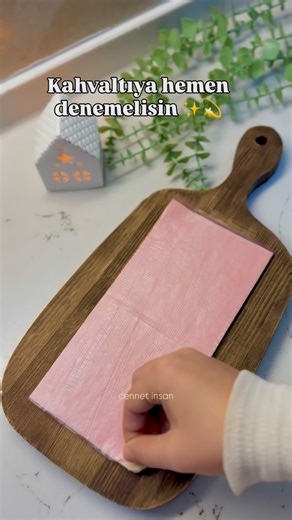 Cennet insan 🍀 on Instagram: "Çok Pratik Sucuklu Milföy 🥐🌭 Kaydedip mutlaka deneyin 🤍 Malzemeler: • Sucuk • Kaşar peyniri • Milföy hamuru • Yumurta sarısı • Susam Yapılışı: Milföy hamurunu kare olacak şekilde kesin. Üzerine sucuk dilimlerini yerleştirin, kaşar peynirini ekleyin. Milföyü kapatıp dilediğiniz şekli verin. Üzerine yumurta sarısı sürüp susam serpin. Önceden ısıtılmış 200°C fırında üzeri güzelce kızarana kadar pişirin. Çıkar çıkmaz servis edin 😋 Afiyet olsun 💛"