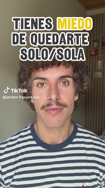 Tienes miedo de quedarte sola. Por eso aguantas. 👁️ No es lealtad. Es algo mucho más antiguo que tu biografía. La neurociencia lo confirma. Pete Walker (trauma complejo): lo documentó como fawning, la cuarta respuesta al trauma. El sistema nervioso aprende a aguantar como mecanismo de supervivencia social. Gabor Maté: la autonegación crónica se ancla en la garganta y el plexo solar. La voz se silencia primero, las decisiones después. Mario Alonso Puig: la verdadera soledad no es estar sin nadie