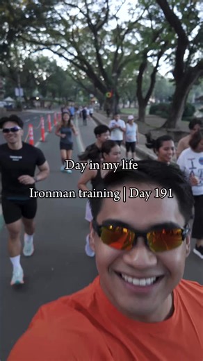 Ngayon lang tumugma schedule naming lahat so sinulit na kahit 24 na! 😭 Alam mong walang tulong sa handaan eh, kakain nalang HAHAHAHA Merry Christmas everyone!!! ❤️ One more day! @NONLINEAR #run #runningvlog #christmas #christmasrun