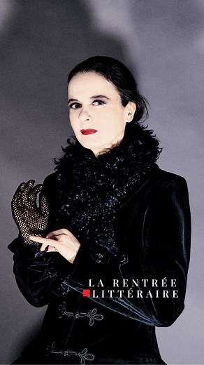 🟥 Rentrée Littéraire Albin Michel @amelie_nothomb_officielle nous parle de sa mère, qu'elle évoque dans son nouveau roman "Tant mieux". « Eh bien voilà, je suis la fille de madame Tant mieux. Tout le monde appelait ma mère madame Tant mieux. Et c'est parce que je suis la fille de madame Tant mieux que j'ai pu m'adapter. » #Rentréelittéraire2025 #rentréelittérairealbinmichel #AmelieNothomb #Tantmieux #roman #lecture #AlbinMichel | Éditions Albin Michel