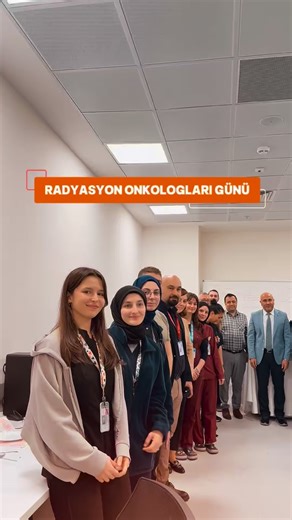 Kocaeli Şehir Hastanesi on Instagram: "Kanserle mücadelede en büyük gücümüz; ileri teknoloji altyapımız ve bu teknolojiyi şifaya dönüştüren uzman kadromuz. 🎗️🧬 ​Radyasyon Onkologları Günü vesilesiyle, kanser tedavisinde hayati bir rol üstlenen değerli hekimlerimiz ve sağlık ekibimizle bir araya geldik. 👩‍⚕️👨‍⚕️❤️ ​Radyasyon Onkolojisi Klinik Sorumlumuz Uz. Dr. Çiğdem Kılıç Edincik’in yönetiminde; 6 uzman hekim, 2 medikal fizikçi ve 7 teknikerden oluşan güçlü ekibimizle halkımıza dünya standa