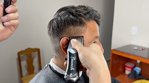🔹 En este tutorial te enseño paso a paso cómo hacer un casquete corto profesional, ideal para quienes buscan dominar este corte clásico en la barbería. Verás técnicas claras, desde la creación de la guía hasta el desvanecido perfecto en los laterales. 🔸 Para este corte estoy utilizando la nueva máquina Wahl Launch, un combo inalámbrico (máquina recortadora) con motor rotatorio de 6 000 RPM, batería de hasta 110 min en uso continuo (con carga USB‑C rápida), cuchillas taper y T‑blade, y funciona