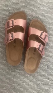9.3K views · 12 reactions | Need A COMFY sandal? I got it for ya!!! These are like walking on soft cushions! And the price is fantastic! They look like the name brand! Check out the 24k reviews HERE https://amzn.to/3giCueX AD I GOT THE rose gold color but there are tons to choose from. Size up! | HowDoesShe | Facebook