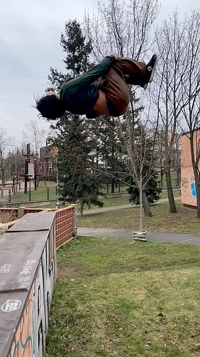 2.1K views · 16 reactions | Having fun. Complicando lo simple 珞 #parkour #slow #roof #adrenaline #jump #gainer #back #praha #freerunning | Jeff Jumper | Facebook