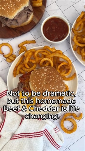 This Arby’s Beef and Cheddar copycat is pure nostalgia in sandwich form 🤤🥪 Juicy roast beef, melty cheddar cheese, and that iconic tangy sauce — made right at home and SO easy 🙌 Perfect for busy weeknights, game day, or when you’re craving fast food flavors without the drive 🚗❌ Ingredients for the sandwiches: 🥩 16 oz thinly sliced deli roast beef 🍲 2 cups beef broth 🧀 1 cup nacho cheese sauce (store-bought or homemade) 🍔 4 onion hamburger buns Ingredients for the sauce: 🍅 ½ cup ketchup 