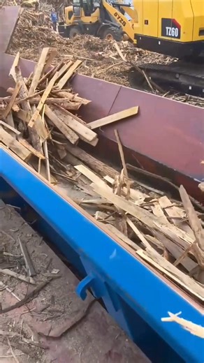 The core of the charcoal production line is to crush and dry the raw materials, and then extrude them into hollow fuel rods under high pressure and high temperature. Subsequently, the salary stick undergoes high-temperature anaerobic carbonization in the carbonization furnace, ultimately forming a hard textured machine-made charcoal. The entire process is efficient, continuous, and highly automated. #Charcoalpowdergranuleformingmachine #Woodcarbonmoldingmachine #MechanizedCharcoalPowderFormingMa