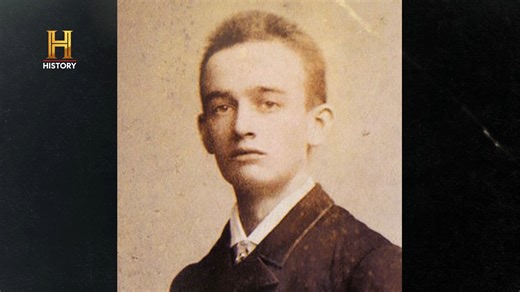 Friedrich Trump, abuelo de Donald Trump, emigró de Alemania a EE. UU. en 1885. Hizo fortuna durante la fiebre del oro con hoteles y restaurantes en el noroeste, algunos vinculados a actividades polémicas. Más tarde volvió a Nueva York, donde invirtió en bienes raíces, sentando las bases del imperio inmobiliario de la familia Trump. 📺 Todo esto y más en tu pantalla de History #DinastíaTrump | HISTORY