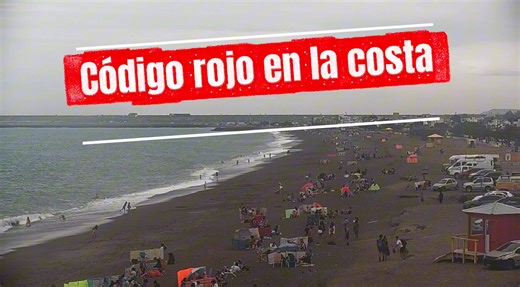 🚨#ÚLTIMO_MOMENTO #PLAYA_UNIÓN #VERANO 2026 🌊 Una mujer de 82 años debió ser asistida de urgencia este martes tras sufrir un cuadro de hipotermia mientras se encontraba nadando junto a un grupo de personas en Playa Unión. La rápida intervención de los guardavidas, que se encontraban prestando servicio en el sector, fue clave. La mujer fue retirada del agua, recibió suministro de oxígeno, fue abrigada con manta térmica y posteriormente trasladada en ambulancia en código rojo al Hospital Santa Te