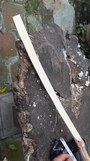 ViralDaily Life on Instagram: "How are traditional wooden bows made_ #traditional #wooden #bow #diy #amazing #handmade #woodworking #slingshot"