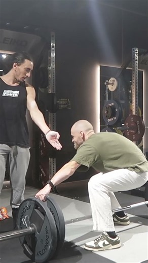J'apprends aux gamins de la salle comment bien deadlift