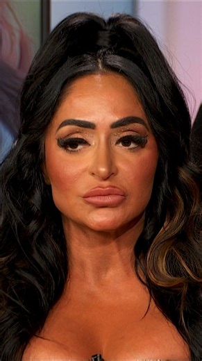 A surprise guest is about to crash the reunion and bring the Jamaica drama right to the stage! 🫣 Tune in TONIGHT for Part 2 of the #JSFamilyVacation at 8/7c on @MTV! 🔥🍿 | Jersey Shore