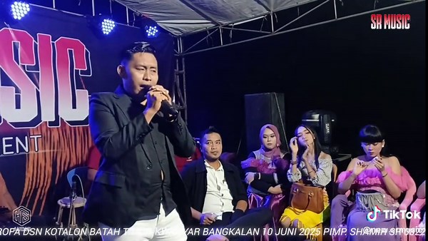 Sedikit murka abng ganteng nya SR MUSIC yg satu ini🤪🤪🤪semangat abng ku @𝐈𝐌𝐑𝐎𝐍 𝐀𝐍𝐀𝐍𝐓𝐀ˢʳ✨ #srmusic #jelasasyik #livekonser #resepsipernikahan#10juni #2025