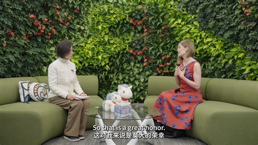 She is Amy in "Gone Girl" and Jane Bennet in "Pride and Prejudice"—the British actress Rosamund Pike, winner of a Golden Globe Award for Best Actress and an Academy Award for Best Actress nominee. She is also a Chinese-language enthusiast who has repeatedly gone viral for her fluent use of Chinese idioms. On the streets of London, when passersby call out her Chinese name "Pei Chunhua" (裴淳华), she turns back with a smile. Recently, Pike visited China to take part in a series of cultural exchange a