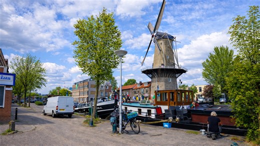 Exploring Gouda Netherlands' historic streets and canals (4K)